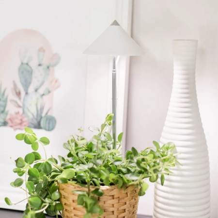 Die SUNLiTE 7W Pflanzenlampe mit teilweise ausgezogenem Teleskopstab, der sich flexibel an die Höhe der Pflanze anpasst. Der Stab ist bis zu 1 Meter ausziehbar.