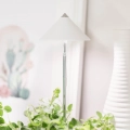Das sanfte, warmweiße Licht der SUNLiTE 7W Pflanzenlampe scheint auf die Blätter einer Zimmerpflanze und sorgt für eine gemütliche Atmosphäre im Wohnraum.
