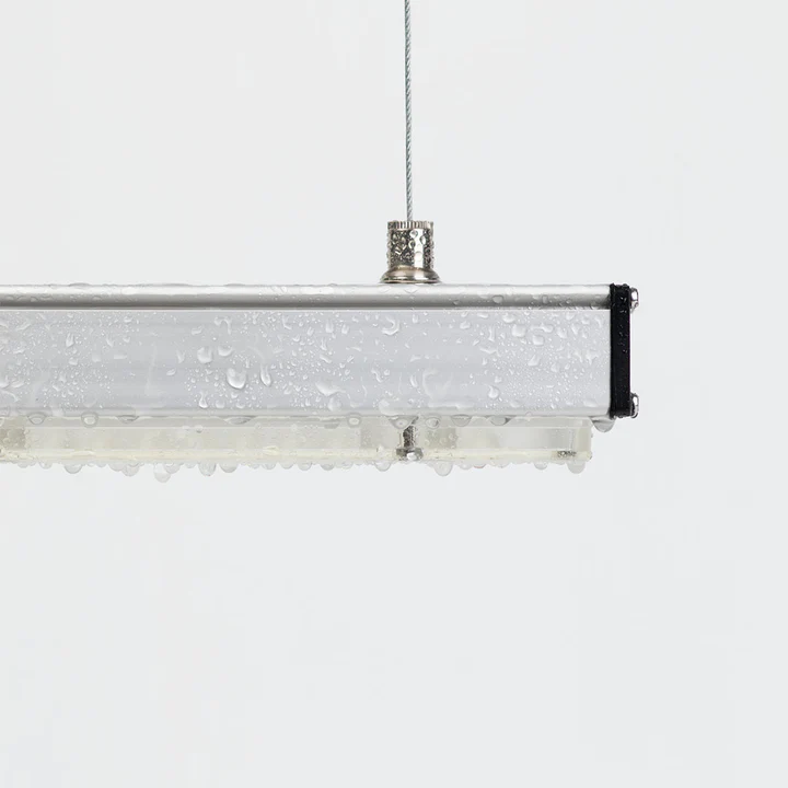 Nahaufnahme der VEGA Pro LED Pflanzenlampe, bedeckt mit Wassertropfen. Zeigt die hohe IP66 Schutzklasse und die Beständigkeit gegen Feuchtigkeit.