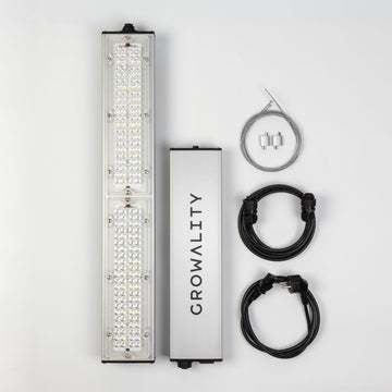 Lieferumfang der VEGA Pro 200W LED Pflanzenlampe. Zeigt das OSRAM OSLON LED Modul, die Smart Box (externer Treiber), das Connect Cable, das Netzkabel und das komplette Aufhängungs-Set.