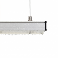 Nahaufnahme der VEGA Pro LED Pflanzenlampe, bedeckt mit Wassertropfen. Zeigt die hohe IP66 Schutzklasse und die Beständigkeit gegen Feuchtigkeit.