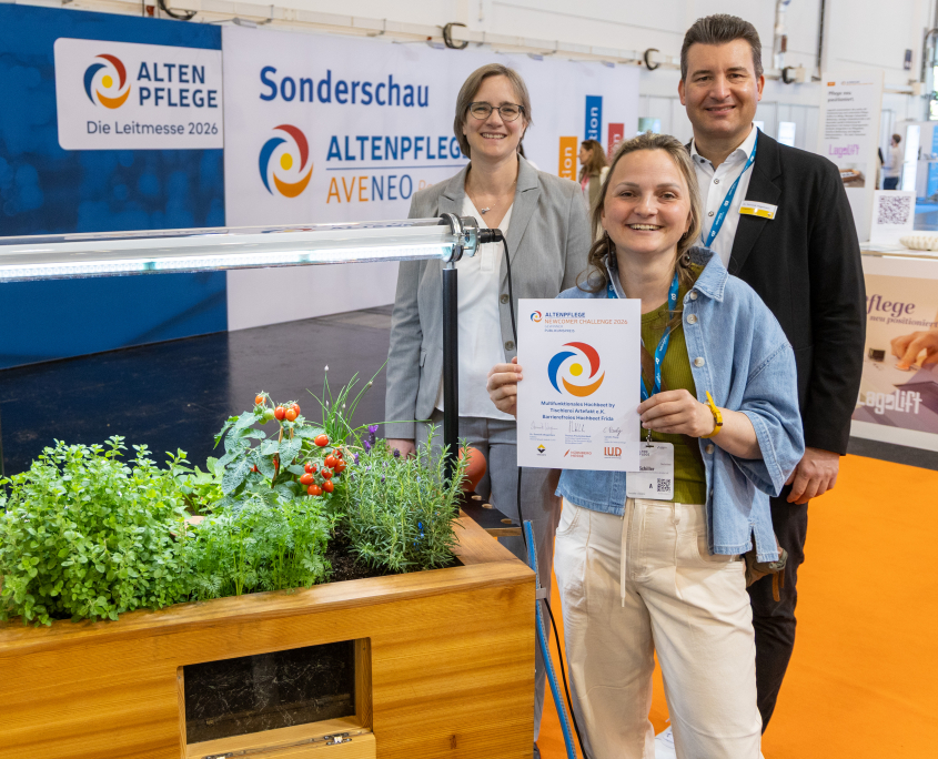 Referenzprojekt Hochbeet Frida – LED-Pflanzenleuchte Sonderbau Hochbeet Frida mit maßgeschneiderter LED-Pflanzenleuchte in Kooperation mit Neusius Pflanzenlicht – barrierefrei für Inklusion und Therapie.